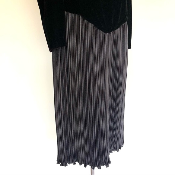 🎵VINTAGE 80s Black Velvet Floral Plissé Cocktail Dress - Picture 5 of 7